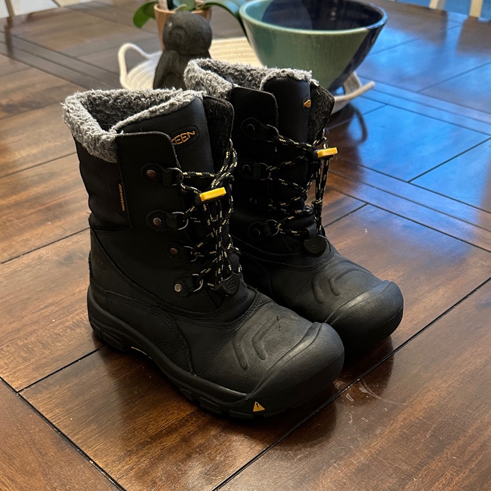 Keen Black Insulated Boots size 4 kids